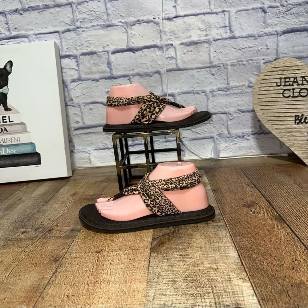 Sanuk Women's YOGA SLING Sandals 1110630 Leopard Flip-Flops Sandal Size 8